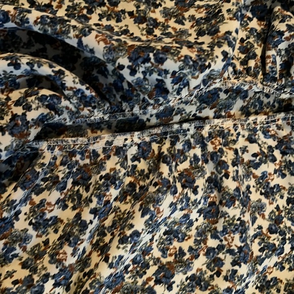 Blouse • Flowers on top 🔝 - Picture 9 of 10